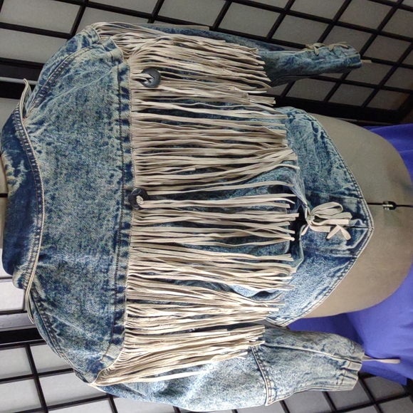 Vintage jean jacket with leather Fringe 💕 - Picture 3 of 10
